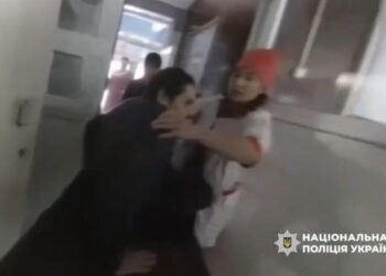 На Шосткинщині поліцейські евакуювали постраждалого з після ворожої атаки (відео)