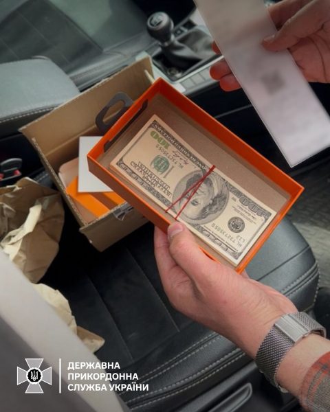 На Сумщині правоохоронці затримали прикордонника на хабарі у $4 000