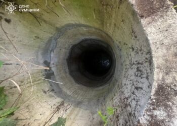 На Сумщині рятувальники витягли з колодязя дитину