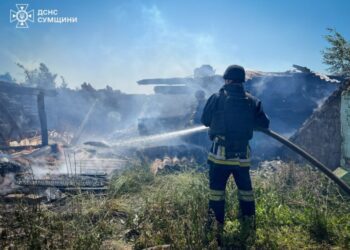 На Сумщині рятувальники загасили пожежу після атаки ворожого БПЛА