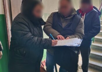 На Сумщині жінка забирала у вразливих людей документи і банківські картки та змушувала їх жебракувати