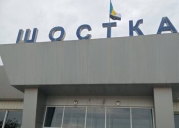 Над залізничними вокзалами Сумщини підняли біло-чорний Прапор надії