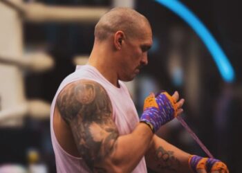 Олександр Усик відреагував на скарги команди Дюбуа щодо забороненого удару в першому бою: “Це дурниця”