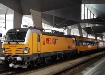 Пасажирський  потяг “Прага-Кошице”, з причепними вагонами до Чопа, зіткнувся із вантажним, — Укрзалізниця (+відео)