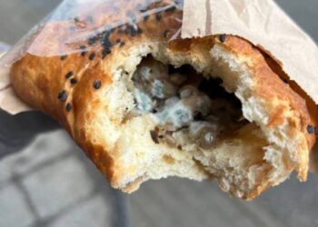 Перекус зі смаком цвілі: у шосткинській кав’ярні продають протерміновану випічку?