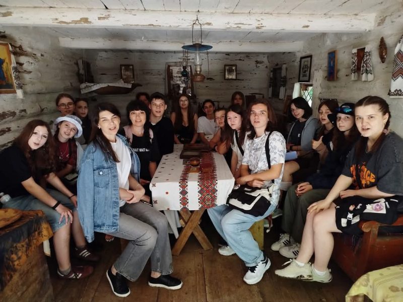 «Пліч-о-пліч: згуртовані громади»: Львівщина приймає в гостях юних художників із Шосткинської громади