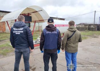 Поліцейські Сумщини викрили трьох осіб у незаконному придбанні та збуті пального