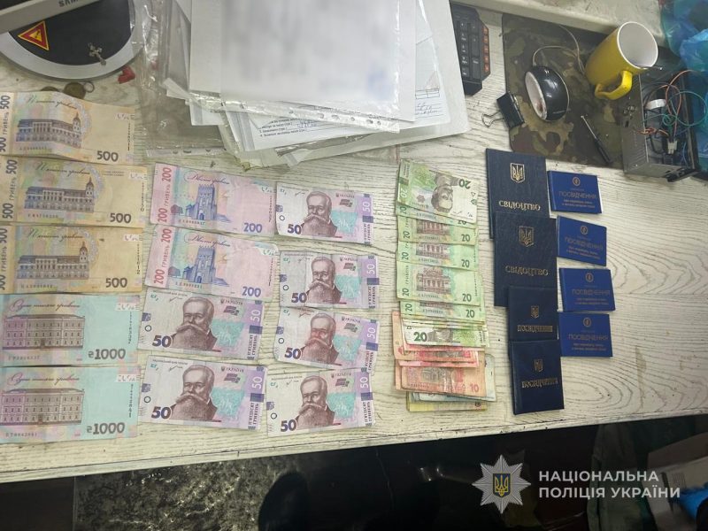 Поліцейські Сумщини викрили трьох осіб у незаконному придбанні та збуті пального