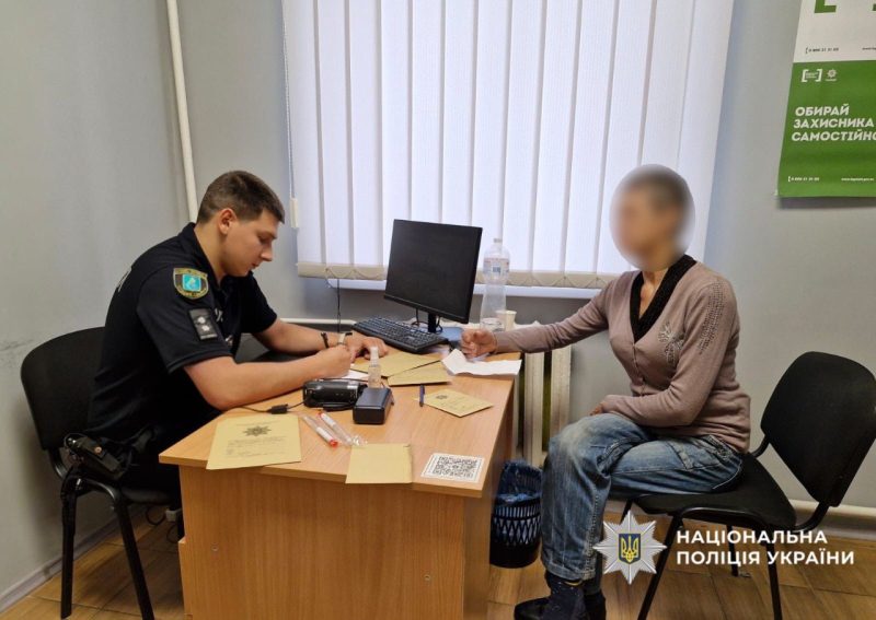 Поліція Охтирщини оперативно затримала жінку, яка жорстоко побила знайомого