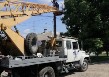 Працівники КП «Міськсвітло» продовжують покращувати вуличне освітлення в Сумах