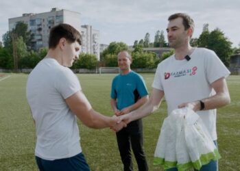 Представники офісу FARMASI у м. Шостка привітали юних футзалістів із успішним завершенням сезону + Відео