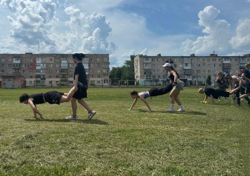 Серед студентської молоді пройшли спортивні естафети «Конотоп територія здоров׳я»