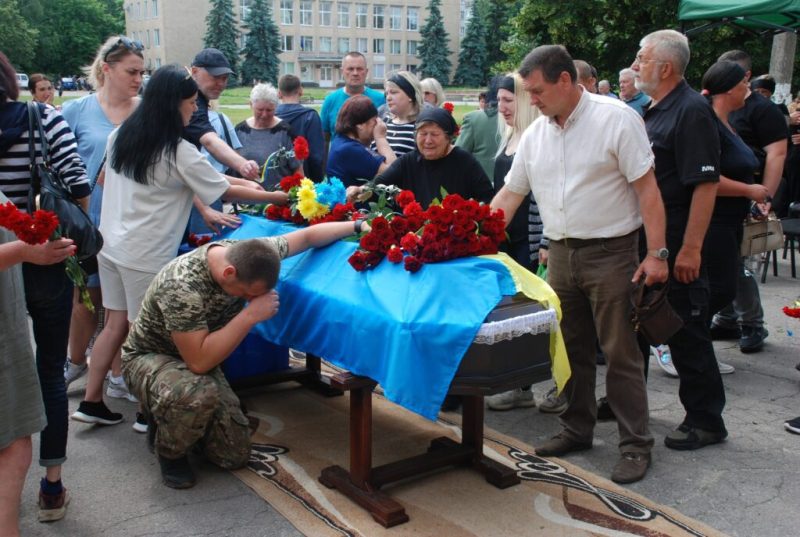 Сьогодні Шостка провела в останній путь свого Героя Сергія Іпатка, позивний “Вікінг”
