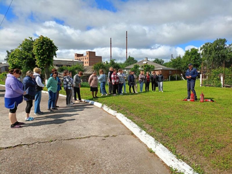 У Конотопі працівників освітянської галузі навчали користуватися вогнегасниками