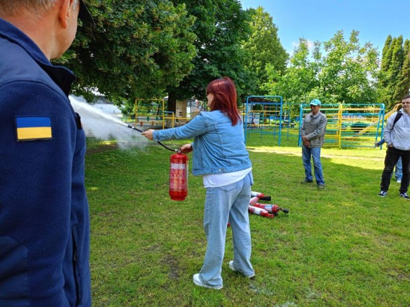 У Конотопі працівників освітянської галузі навчали користуватися вогнегасниками