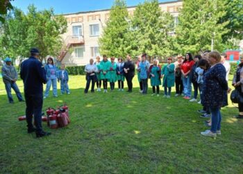 У Конотопі працівників освітянської галузі навчали користуватися вогнегасниками