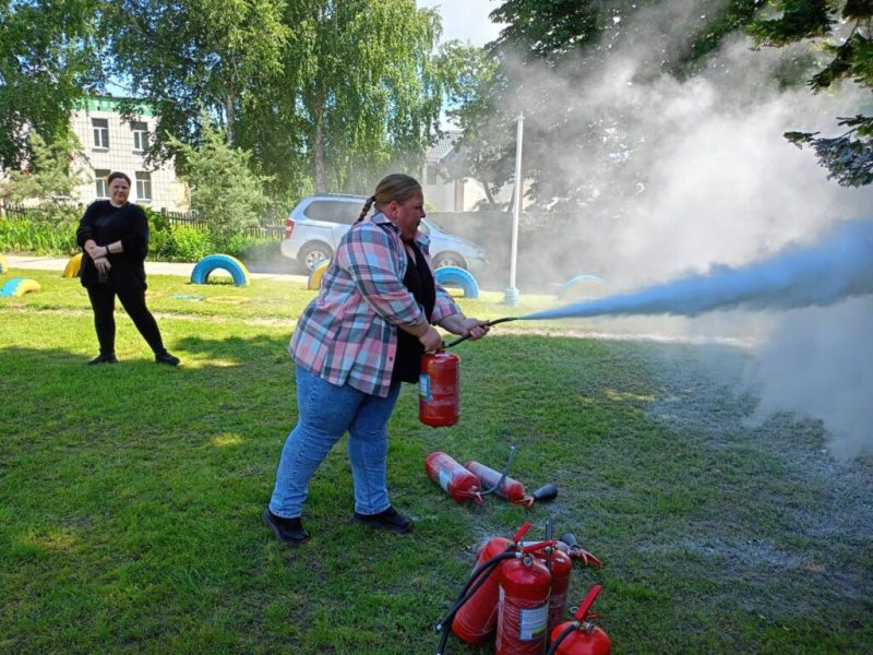 У Конотопі працівників освітянської галузі навчали користуватися вогнегасниками