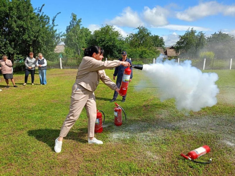 У Конотопі працівників освітянської галузі навчали користуватися вогнегасниками