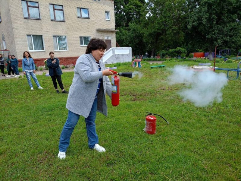 У Конотопі працівників освітянської галузі навчали користуватися вогнегасниками