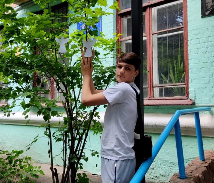 У Конотопі розвісили паперових ангелів у пам&rsquo;ять про загиблих дітей