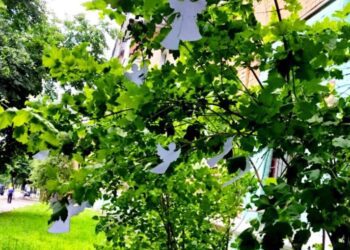 У Конотопі розвісили паперових ангелів у пам’ять про загиблих дітей