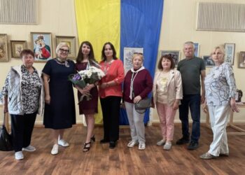 У Конотопі відкрився виставковий проєкт «Кольори чарівної голочки»