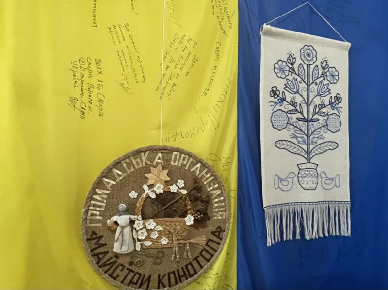 У Конотопі відкрився виставковий проєкт &laquo;Кольори чарівної голочки&raquo;