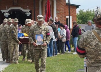У Лебедині попрощалися з полеглим героєм Денисом Васильченком