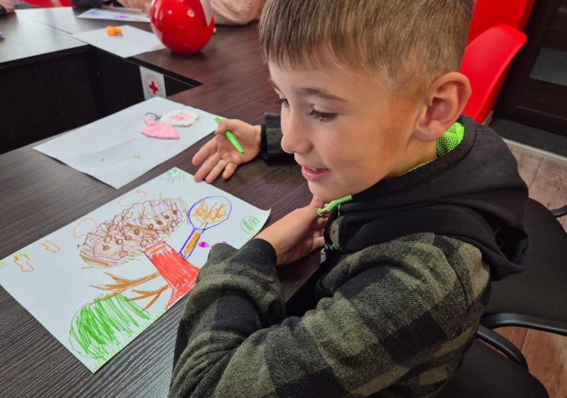 У Ромнах діти з допомогою поліцейських створювали подарунки для татусів + ФОТО