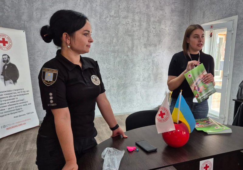 У Ромнах діти з допомогою поліцейських створювали подарунки для татусів + ФОТО