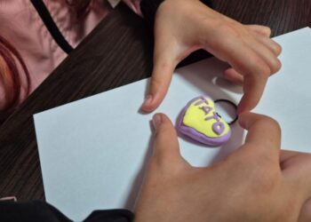 У Ромнах діти з допомогою поліцейських створювали подарунки для татусів + ФОТО