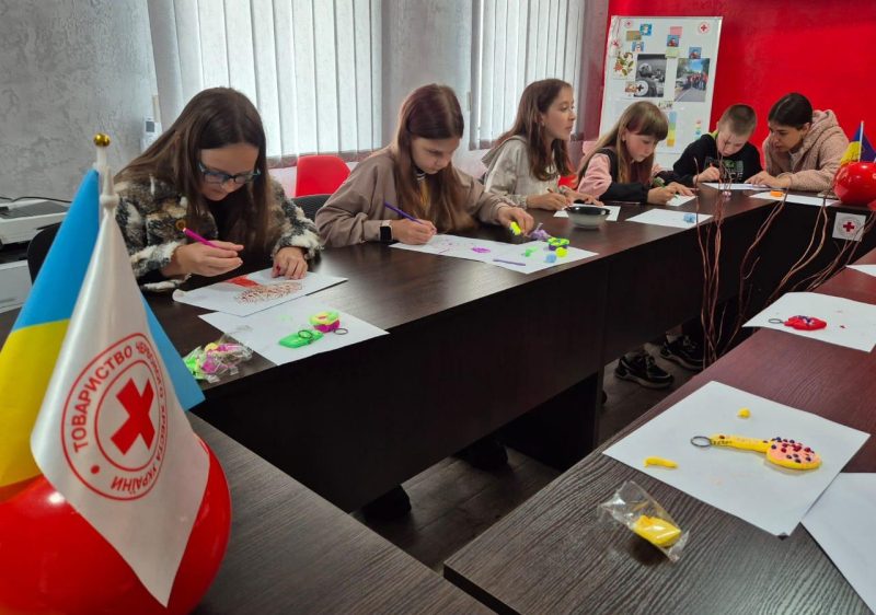 У Ромнах діти з допомогою поліцейських створювали подарунки для татусів + ФОТО