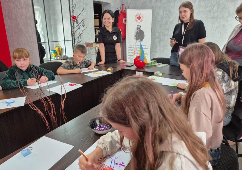 У Ромнах діти з допомогою поліцейських створювали подарунки для татусів + ФОТО