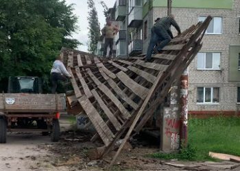 У Шостці частину автобусної зупинки, в яку в’їхало авто, демонтували