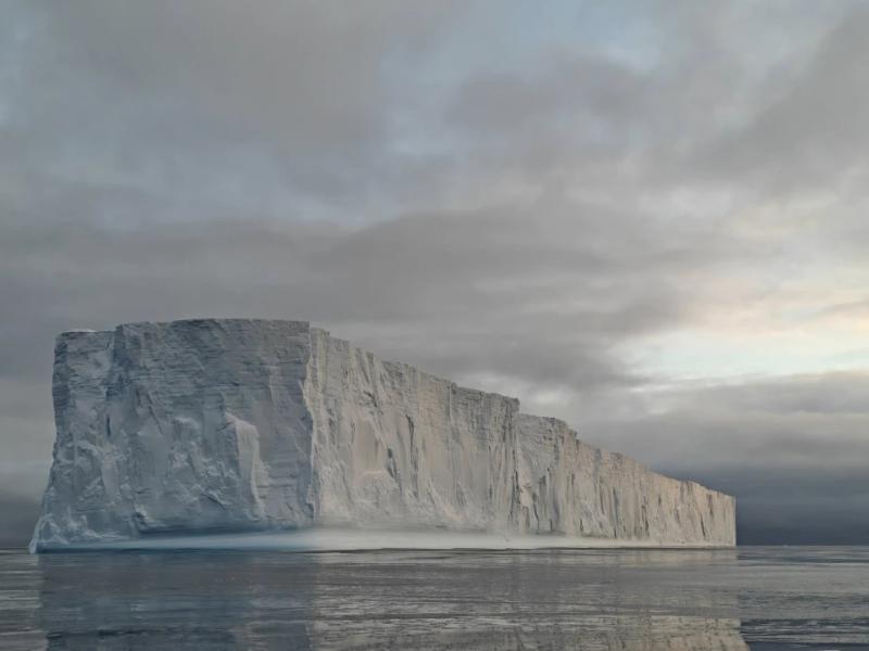 Українські полярники показали айсберг довжиною у Хрещатик, який плаває неподалік станції "Академік Вернадський"
