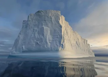 Українські полярники показали айсберг довжиною у Хрещатик, який плаває неподалік станції “Академік Вернадський”
