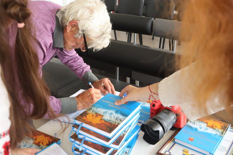 В Охтирці презентували книгу про митців із Великописарівської громади