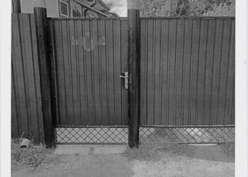 В Охтирці триває демонтаж покажчиків зі старими назвами