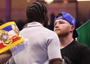 ВІДЕО. Альварес та Кроуфорд не стримали емоцій під час дуелі поглядів