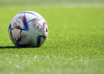 ВІДЕО. Футболісти викинули травмованого суперника за межі поля