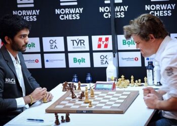 ВІДЕО. Карлсен розлютився і стукнув кулаком по столу, програвши партію