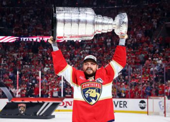 ВІДЕО. Повторив рекорд НХЛ: форвард закинув 4 шайби у фінальному матчі