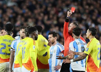 ВІДЕО. Удар ногою в голову. За що вилучили лідера збірної Аргентини