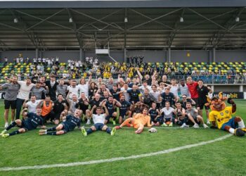 ВІДЕО. З шампанським у руках. Як Металіст 1925 вихід до УПЛ святкував