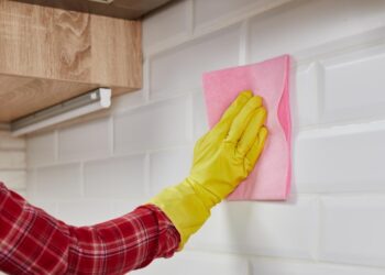 Жир менше прилипатиме до плитки на кухні: ось чим потрібно її натерти