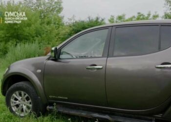 Сумська ОВА передала автівку та зброю для оборони Хотінської громади