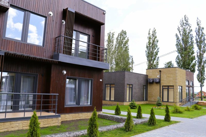 Двох молодих матусь з малими дітками з Сум та Харкова заселили у модульне містечко для ВПО в Тростянці