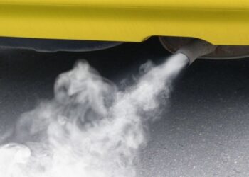 Як визначити проблеми з двигуном за кольором вихлопу: прості поради від механіка