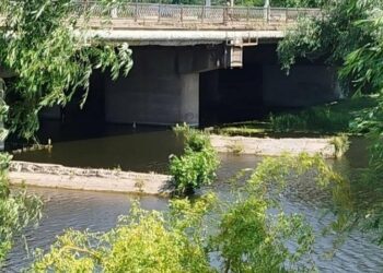У Сумах водолази в районі Харківського мосту підняли на берег тіло невідомої жінки