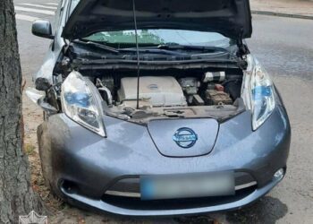 У Сумах на Іллінській водійка вʼїхала в дерево: травмовано троє людей